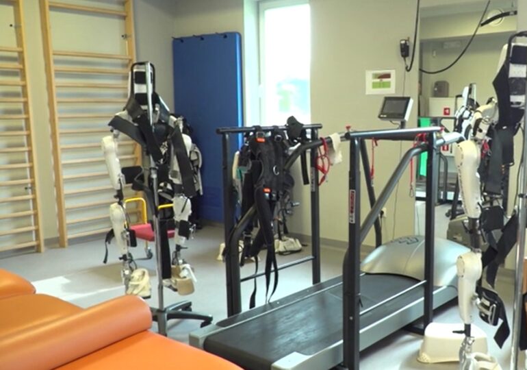 Roboty rehabilitacyjne pozwalają pacjentom po urazach kręgosłupa wstać z wózka