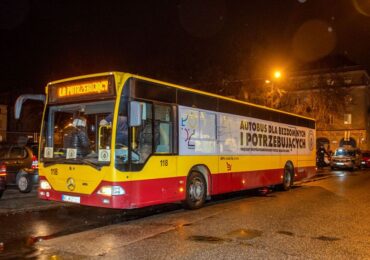 Niemal 17 tys. porcji zupy – MOPS w Łodzi podsumował sezon autobusu dla bezdomnych