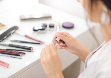 Prawo.pl: nowe przepisy dotyczące alergenów w kosmetykach wymuszą zmiany w wykazach składników