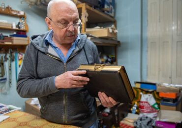 Łódź: Introligator z ul. Sienkiewicza. Marek Gabryś stare książki ratuje od 45 lat