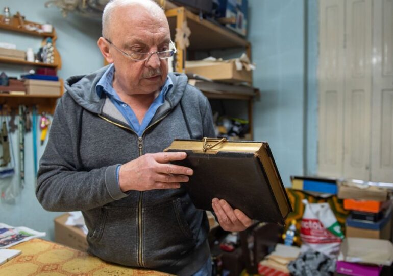 Łódź: Introligator z ul. Sienkiewicza. Marek Gabryś stare książki ratuje od 45 lat