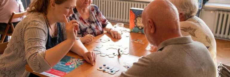 Łódź: Seniorzy grają w planszówki – wystartowały darmowe zajęcia