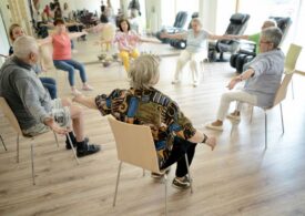 Łódź: Seniorzy tańczą na krzesłach – tak nie dają się demencji