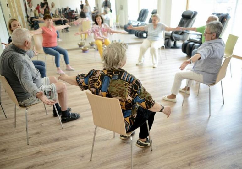 Łódź: Seniorzy tańczą na krzesłach - tak nie dają się demencji