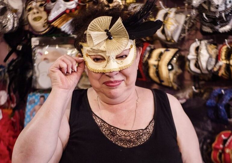 Od 35 lat prowadzi sklep Świat Karnawału. Ręczne tworzenie masek to jej pasja!