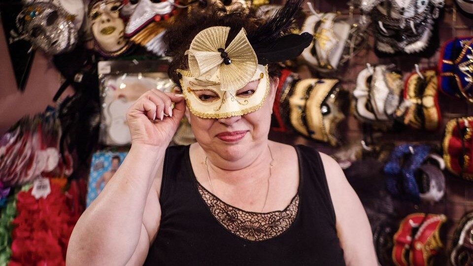 Od 35 lat prowadzi sklep Świat Karnawału. Ręczne tworzenie masek to jej pasja!