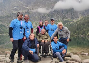 Pomagają osobom z niepełnosprawnościami zdobywać szczyty gór
