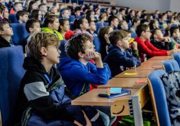 Uniwersytet Dzieci wznawia zajęcia stacjonarne na uczelniach w Krakowie, Warszawie i Wrocławiu
