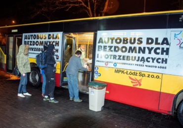 Łódź: Autobus dla bezdomnych i potrzebujących rusza w trasę. Będzie kursować do wiosny [MAPA]