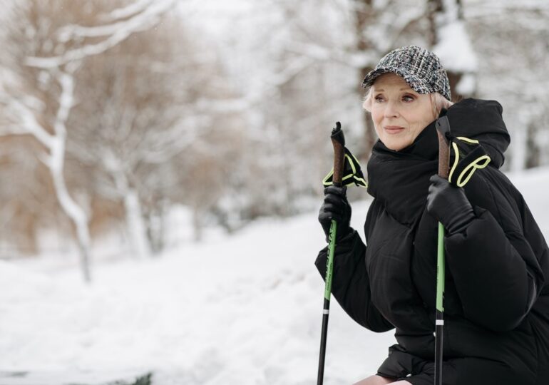 Łódź: Zimowe sporty dla seniorów. Co wybrać – narty biegowe, curling czy łyżwy?