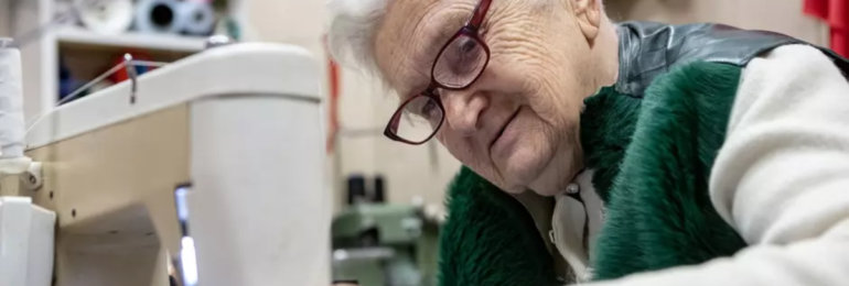 Poznaj niezwykłą gdańską krawcową. Ma 90 lat i nie zamierza rezygnować z pracy