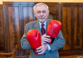 Prezydent Krakowa przekazuje na WOŚP rękawice bokserskie Kliczki