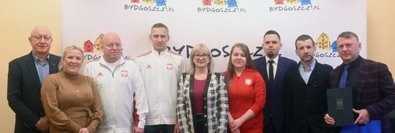 Bydgoszcz: Niewidomi sportowcy i ich trenerzy wyróżnieni w ratuszu