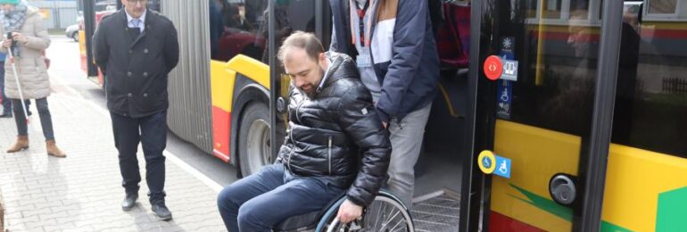 Warszawa: Kierowcy pomogą pasażerom z niepełnosprawnościami