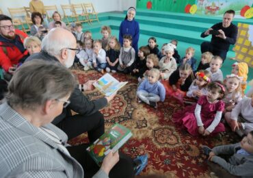 Łódź: Mieszkańcy Domu Seniora czytają bajki i wiersze dzieciom w przedszkolu