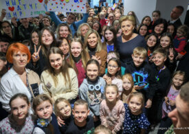 Pierwsze Damy Polski i Ukrainy odwiedziły Centrum Pomocy Migrantom i Uchodźcom w Warszawie