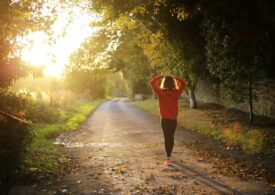 Ćwiczenia na bieżni dają mniej korzyści niż spacer na świeżym powietrzu