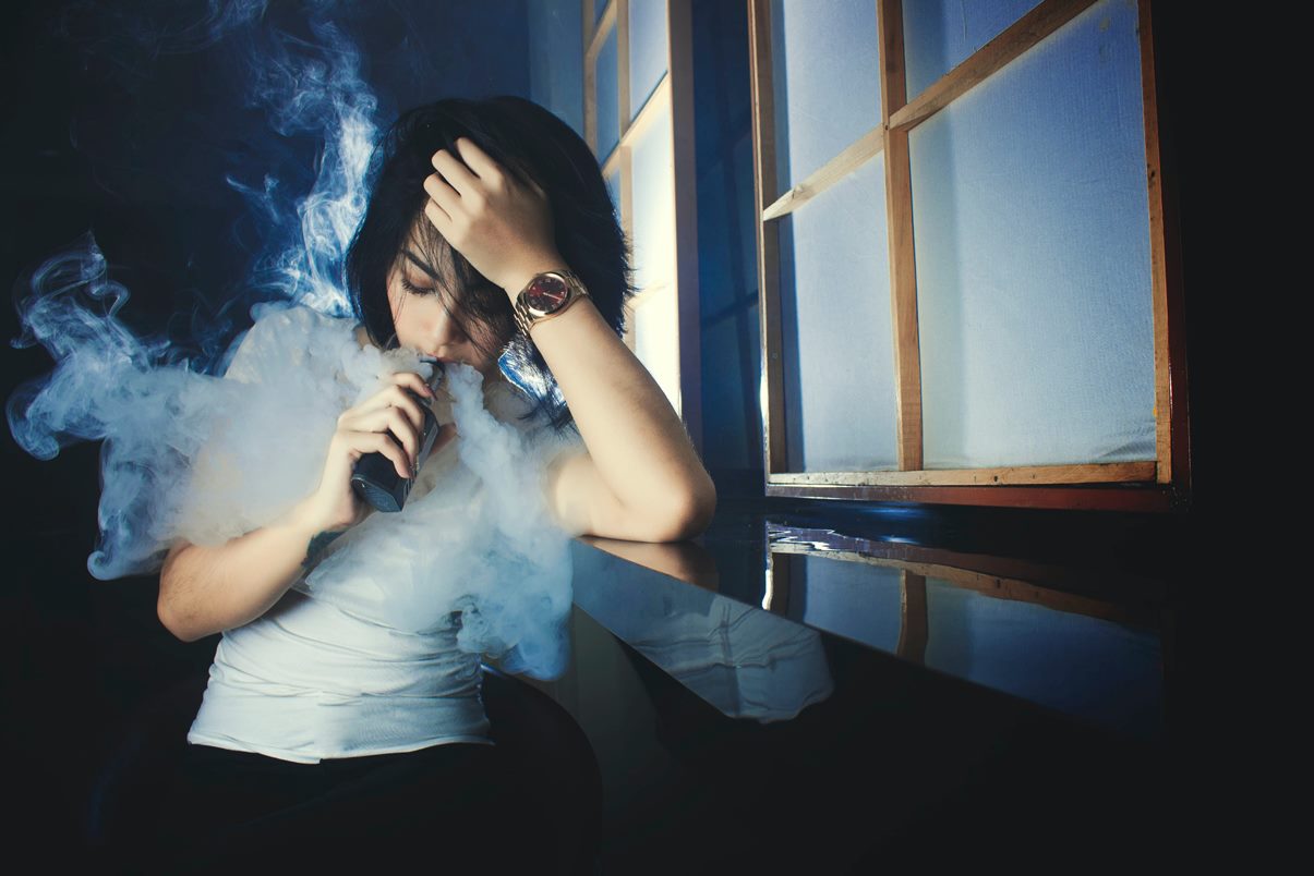 Palenie jednorazowych e-papierosów wywołuje krwawienie do pęcherzyków płucnych
