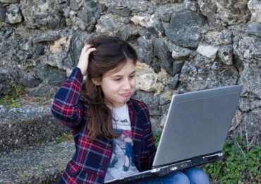 Wakacyjne wskazówki dotyczące bezpieczeństwa cyfrowego dla dzieci