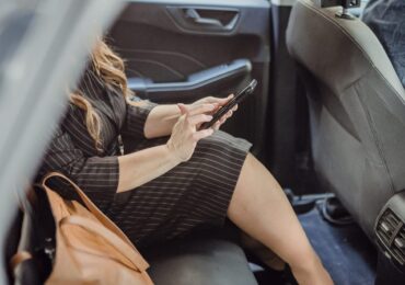 Bezpieczniej w taksówkach zamawianych na aplikacje – nowe przepisy weszły w życie
