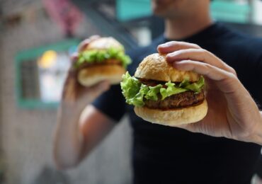 Po kiełbaski wege czy roślinne burgery sięga coraz więcej konsumentów