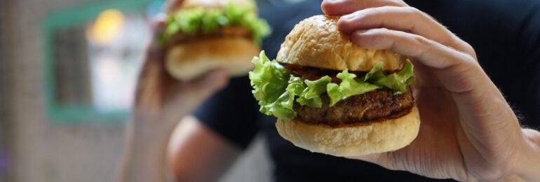 Roślinne burgery czy parówki znajdują coraz więcej zwolenników