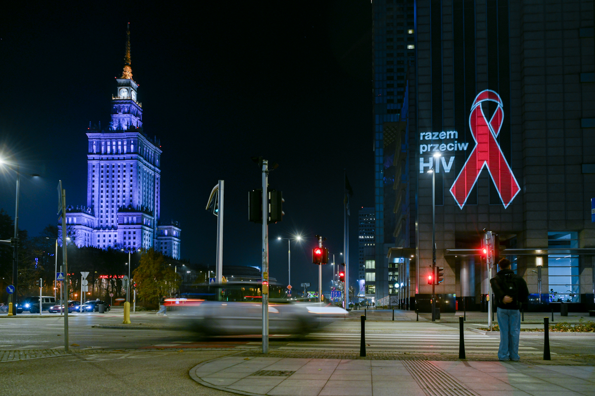 Warszawa: Przejazd czerwonej kokardki Razem przeciw HIV