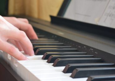 Nauka gry na pianinie powoduje złożone zmiany w aktywności mózgu
