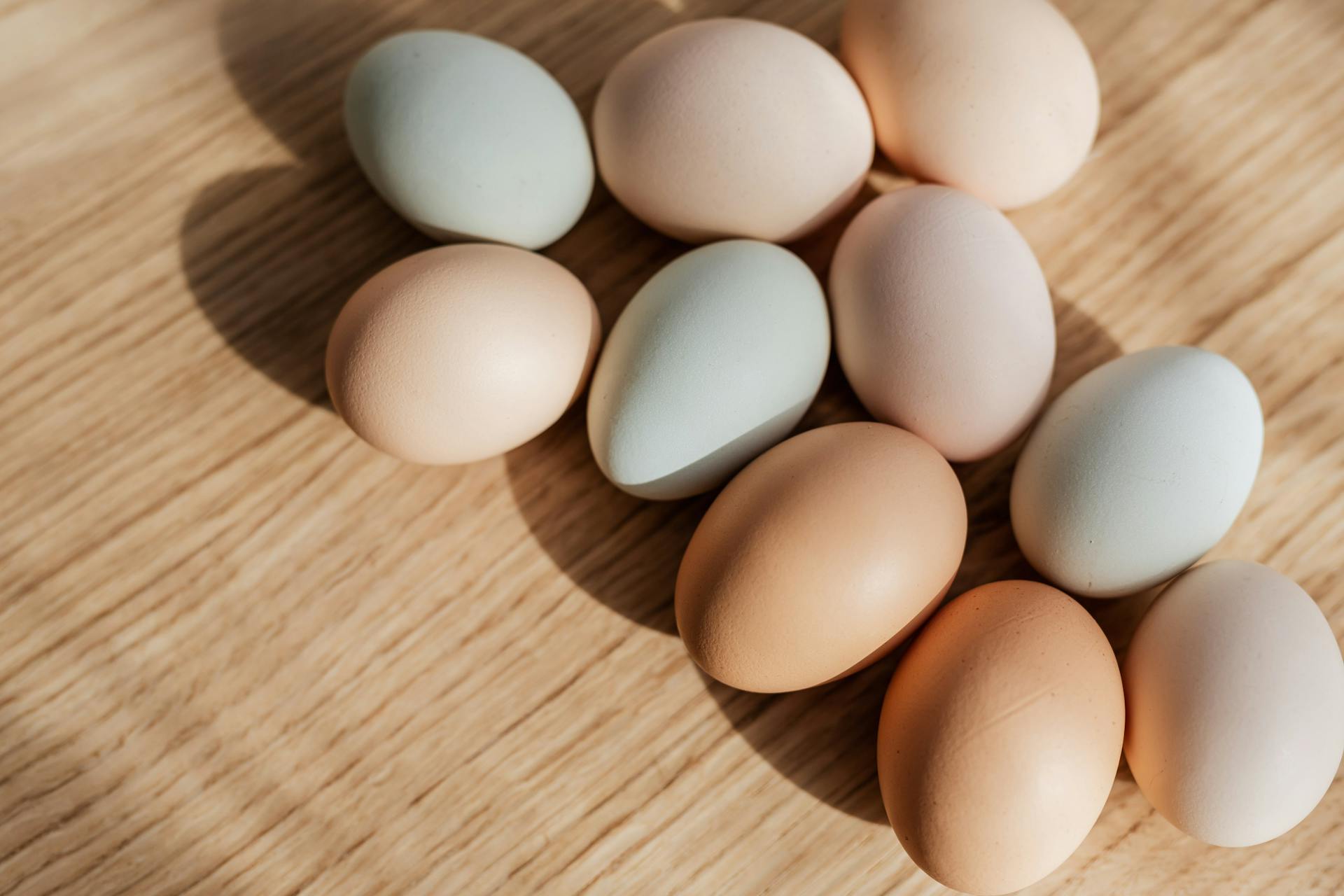 Ekspert: osoby zdrowe mogą jeść 12 jaj na tydzień