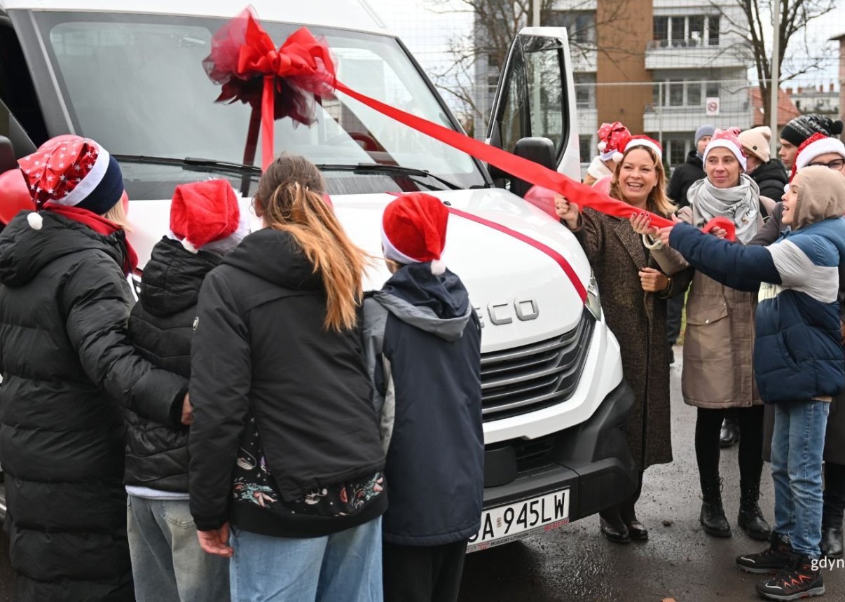 Gdynia: Komfort i bezpieczeństwo. Nowoczesny bus trafił do Zespołu Szkół Specjalnych nr 17